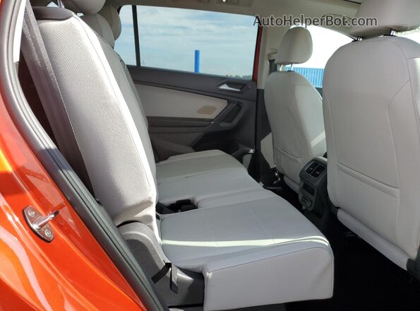 3VV3B7AX3JM021663 2018 VOLKSWAGEN TIGUAN Красный Вид задней части салона