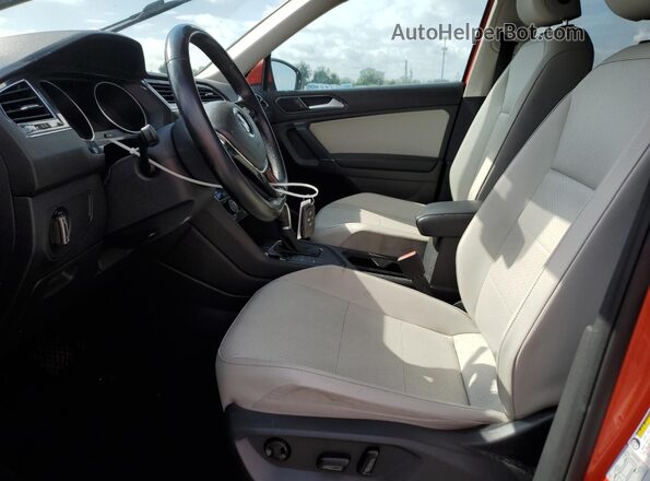 3VV3B7AX3JM021663 2018 VOLKSWAGEN TIGUAN Красный Вид салона спереди