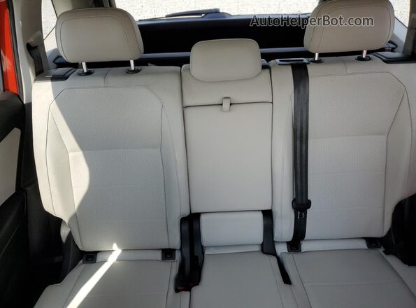 3VV3B7AX3JM021663 2018 VOLKSWAGEN TIGUAN Красный Вид задних сидений