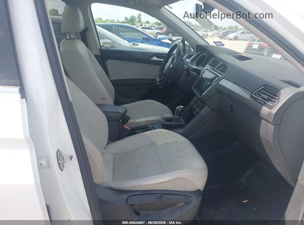 3VV3B7AX4JM015581 2018 VOLKSWAGEN TIGUAN White Front interior view