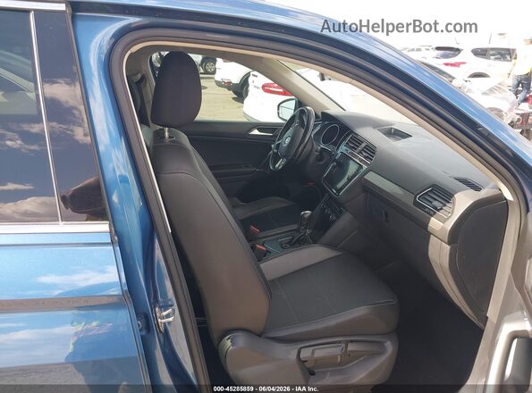 3VV3B7AX4JM040707 2018 VOLKSWAGEN TIGUAN Blue Front interior view