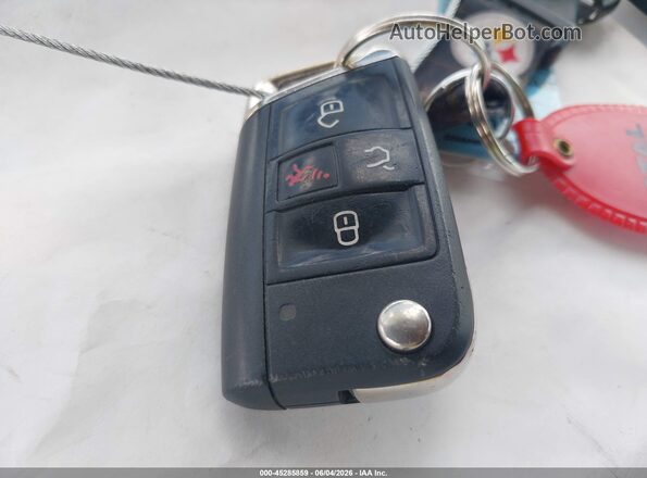 3VV3B7AX4JM040707 2018 VOLKSWAGEN TIGUAN Blue Dashboard view