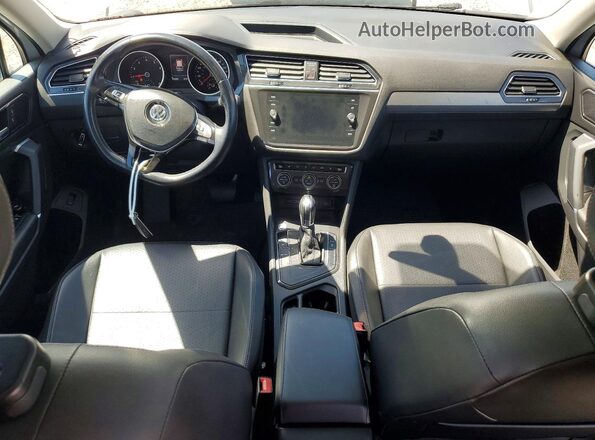 3VV3B7AX4JM194138 2018 VOLKSWAGEN TIGUAN Silver Widok deski rozdzielczej