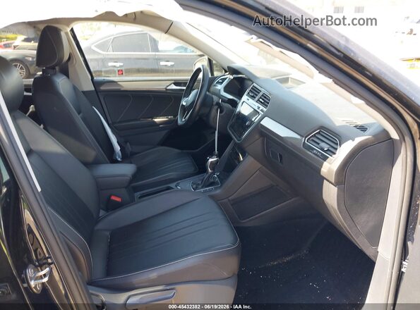 3VV3B7AX5NM047266 2022 VOLKSWAGEN TIGUAN Black Front interior view
