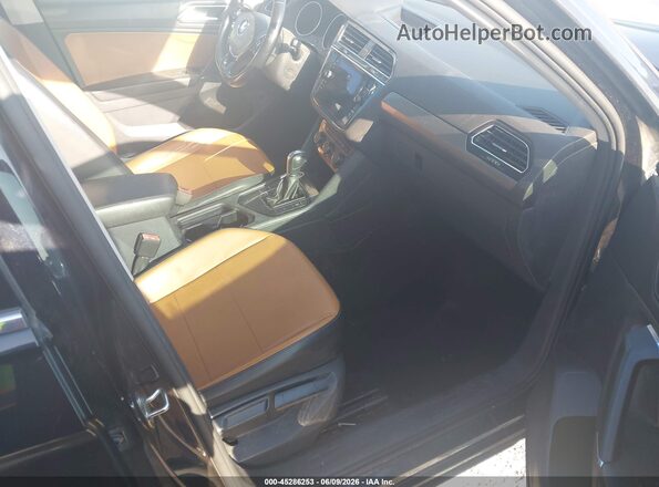 3VV3B7AX6JM009328 2018 VOLKSWAGEN TIGUAN Black Widok wnętrza z przodu