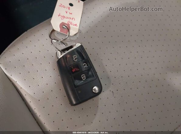 3VV3B7AX6JM050462 2018 VOLKSWAGEN TIGUAN Blue Vista del salpicadero