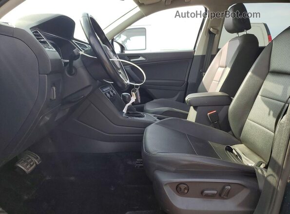 3VV3B7AX6KM154726 2019 VOLKSWAGEN TIGUAN Green Front interior view