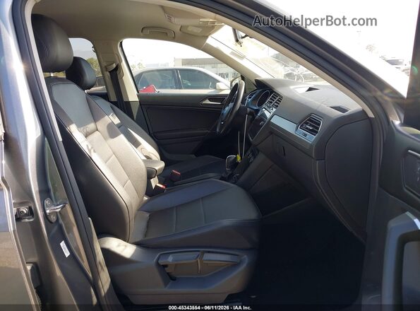 3VV3B7AX7JM069263 2018 VOLKSWAGEN TIGUAN Gray Вид салону спереду