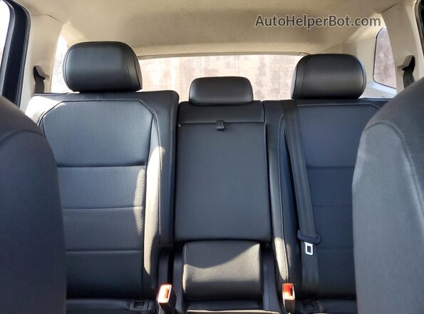 3VV3B7AX9JM214416 2018 VOLKSWAGEN TIGUAN Black Widok tylnych siedzeń