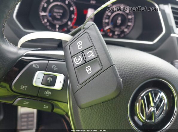 3VV3B7AX9KM039778 2019 VOLKSWAGEN TIGUAN Orange Widok deski rozdzielczej