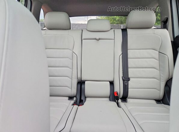 3VV5B7AX8JM045126 2018 VOLKSWAGEN TIGUAN White Հետևի նստատեղերի տեսք