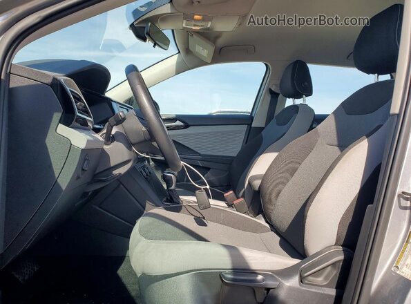 3VV5X7B29RM064459 2024 VOLKSWAGEN TAOS Silver Вид салону спереду