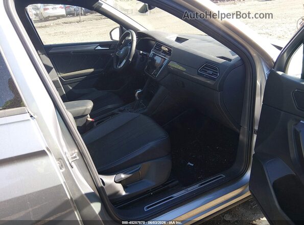 3VV8B7AX0NM011832 2022 VOLKSWAGEN TIGUAN Серебряный Вид салона спереди