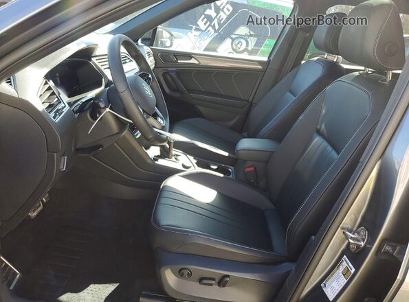 3VV8B7AX0RM153958 2024 VOLKSWAGEN TIGUAN Серый Вид салона спереди