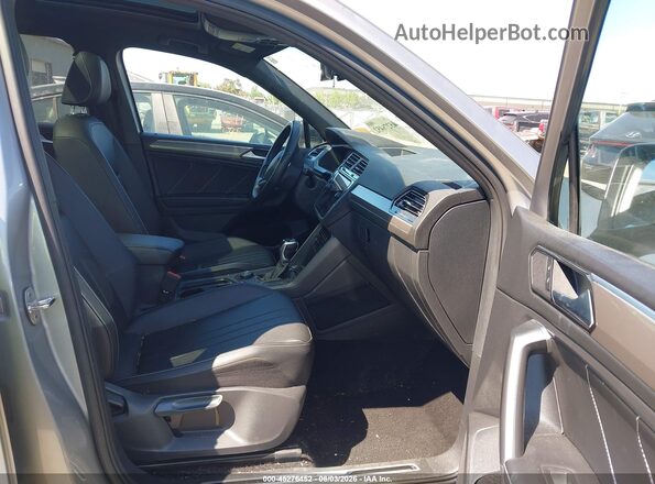 3VV8B7AX1PM001376 2023 VOLKSWAGEN TIGUAN Silver Widok wnętrza z przodu