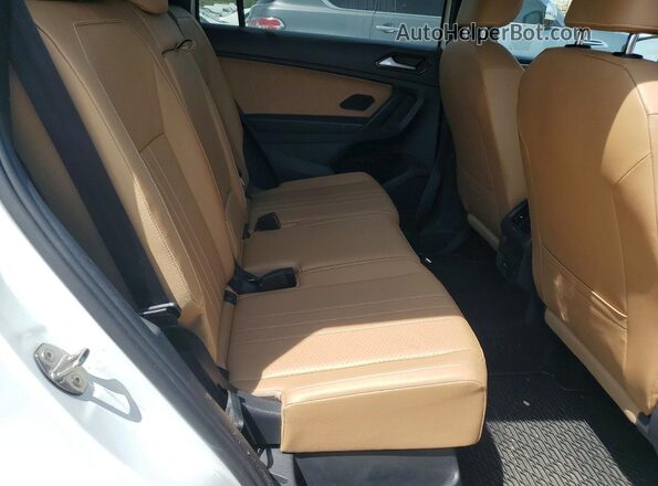 3VV8B7AX3NM092924 2022 VOLKSWAGEN TIGUAN White უკანა სალონის ხედი
