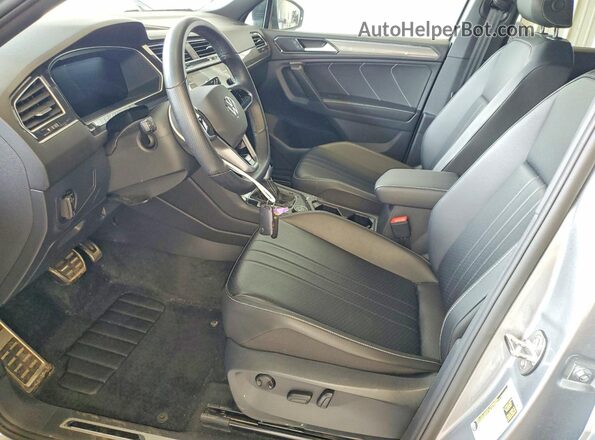 3VV8B7AX3RM086725 2024 VOLKSWAGEN TIGUAN Серый Вид салона спереди