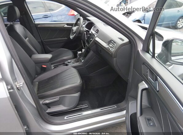 3VV8B7AX4NM083360 2022 VOLKSWAGEN TIGUAN Gray Widok wnętrza z przodu