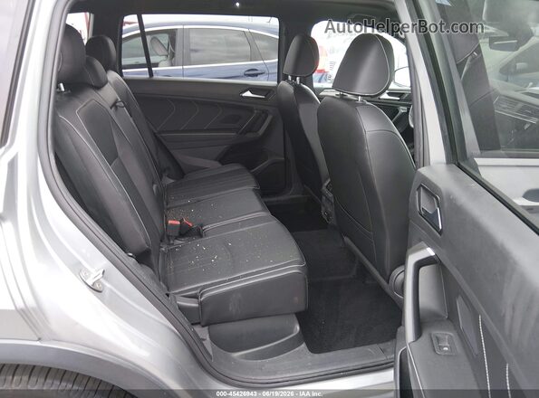 3VV8B7AX4NM083360 2022 VOLKSWAGEN TIGUAN Gray Widok naklejki z numerem VIN