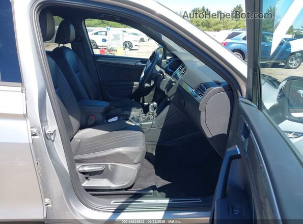 3VV8B7AX4PM027292 2023 VOLKSWAGEN TIGUAN Silver Widok wnętrza z przodu