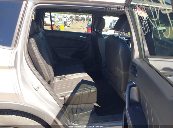3VV8B7AX4PM027292 2023 VOLKSWAGEN TIGUAN Silver Widok naklejki z numerem VIN
