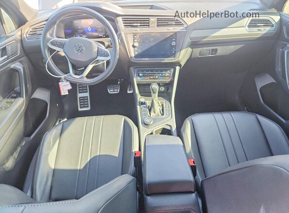 3VV8B7AX4PM085628 2023 VOLKSWAGEN TIGUAN Серый Вид панели приборов