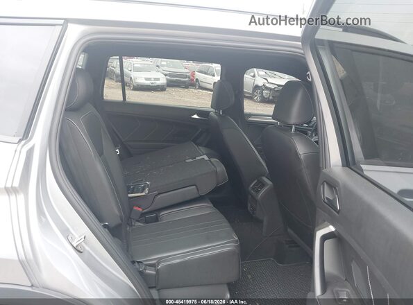3VV8B7AX7NM166989 2022 VOLKSWAGEN TIGUAN Silver Vista de la etiqueta del VIN