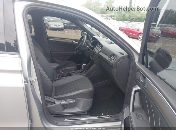 3VV8B7AX7NM166989 2022 VOLKSWAGEN TIGUAN Silver Vista interior delantera