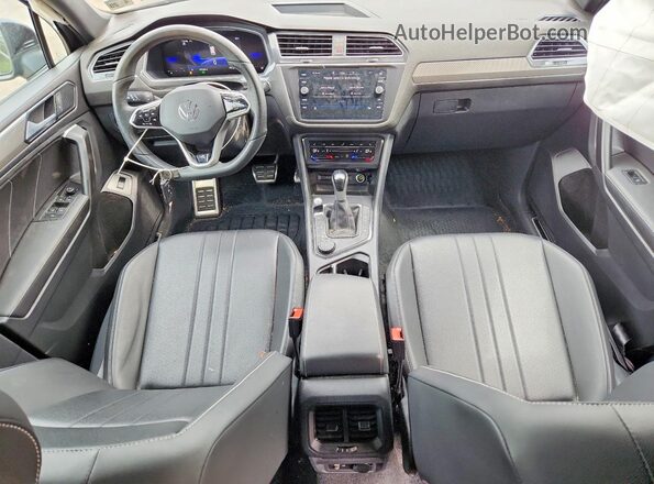 3VV8B7AX7RM063142 2024 VOLKSWAGEN TIGUAN Black Առջևի վահանակի տեսք