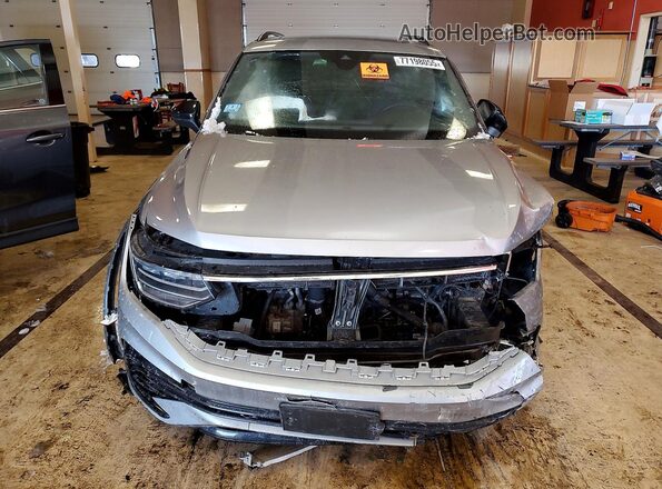 3VV8B7AX8NM062821 2022 VOLKSWAGEN TIGUAN Silver Widok z przodu