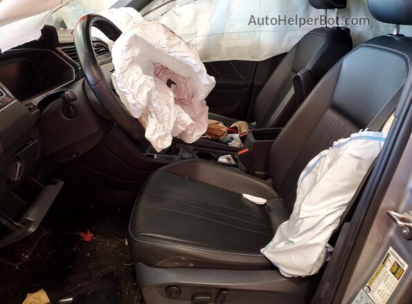 3VV8B7AX8NM062821 2022 VOLKSWAGEN TIGUAN Silver Widok wnętrza z przodu