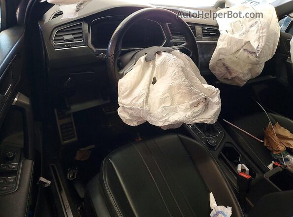 3VV8B7AX8NM062821 2022 VOLKSWAGEN TIGUAN Silver Widok deski rozdzielczej