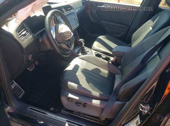 3VV8B7AX9NM047471 2022 VOLKSWAGEN TIGUAN Черный Вид салона спереди