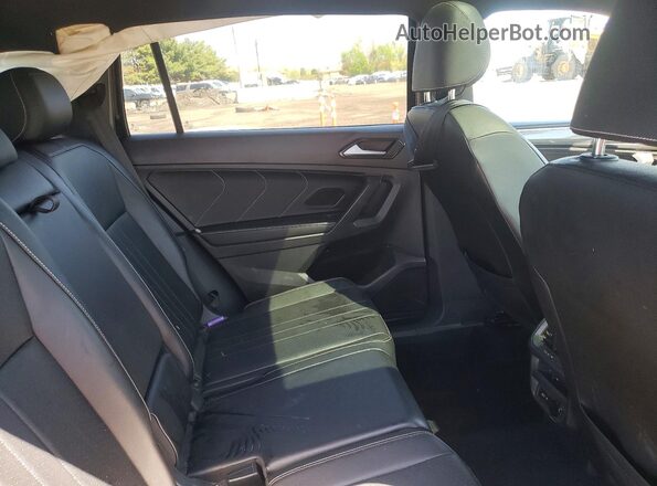 3VV8B7AX9NM047471 2022 VOLKSWAGEN TIGUAN Черный Вид задней части салона