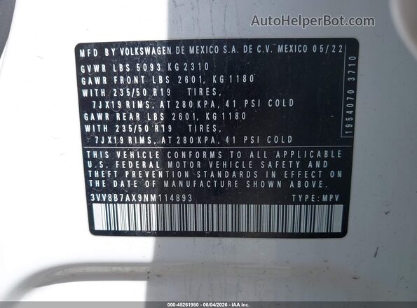 3VV8B7AX9NM114893 2022 VOLKSWAGEN TIGUAN White Vista del compartimento del motor