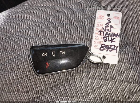3VVBR7RM6TM058954 2026 VOLKSWAGEN TIGUAN Black Widok deski rozdzielczej