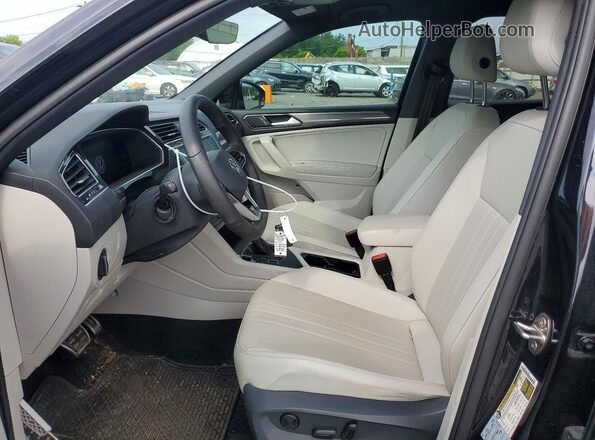 3VVCB7AX7NM003060 2022 VOLKSWAGEN TIGUAN Black Front interior view