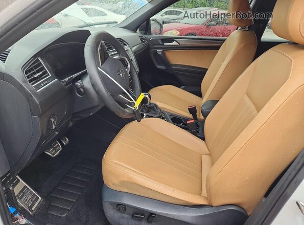 3VVCB7AX7RM069534 2024 VOLKSWAGEN TIGUAN White წინა სალონის ხედი