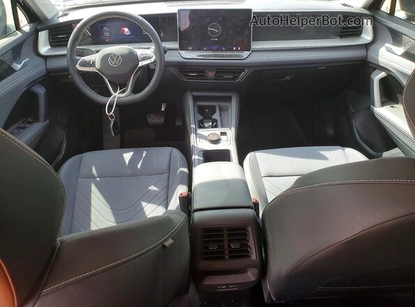 3VVFR7RM5SM008885 2025 VOLKSWAGEN TIGUAN Black Vista del salpicadero