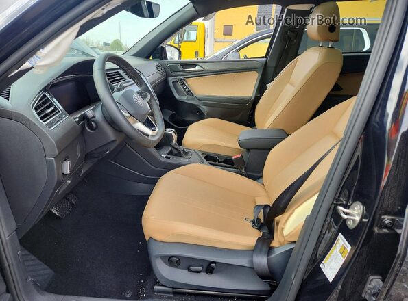 3VVNB7AX2PM067194 2023 VOLKSWAGEN TIGUAN Black Вид салону спереду