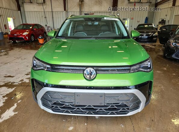 3VVVC7B2XSM043170 2025 VOLKSWAGEN TAOS Зеленый Вид спереди