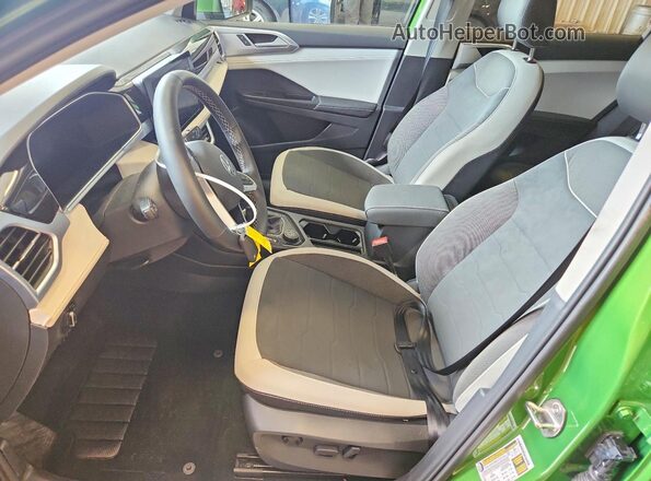 3VVVC7B2XSM043170 2025 VOLKSWAGEN TAOS Зеленый Вид салона спереди