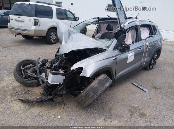 3VVVX7B27RM041097 2024 VOLKSWAGEN TAOS Silver Vista tres cuartos delantera izquierda