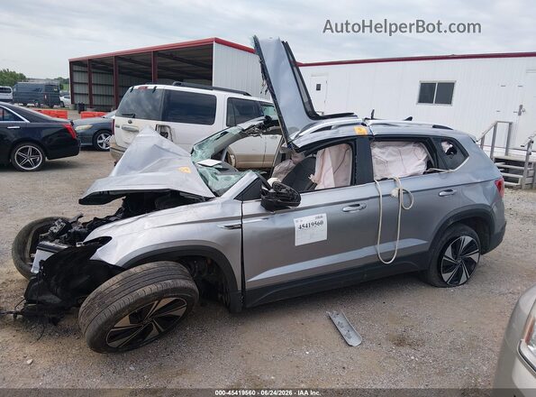 3VVVX7B27RM041097 2024 VOLKSWAGEN TAOS Silver Vista interior trasera