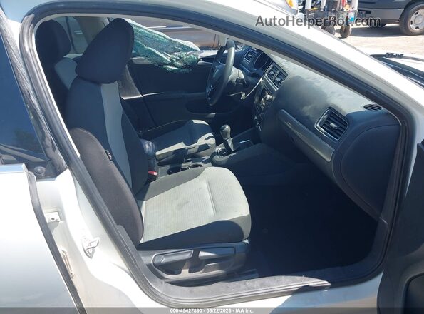 3VW167AJ4HM339000 2017 VOLKSWAGEN JETTA Белый Вид салона спереди