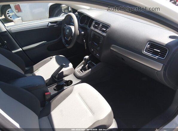 3VW2B7AJ5HM215527 2017 VOLKSWAGEN JETTA White Вид салону спереду