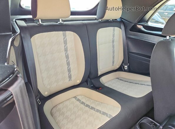 3VW5DAAT8JM502890 2018 VOLKSWAGEN BEETLE White 
