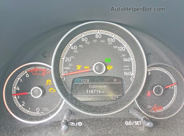 3VW5DAAT8JM516630 2018 VOLKSWAGEN BEETLE Red Vista del cuadro de instrumentos