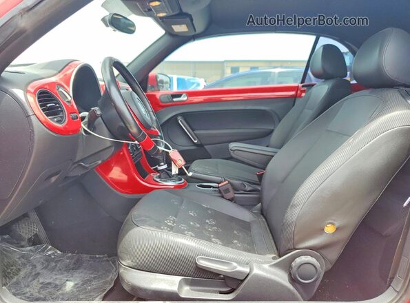 3VW5DAAT8JM516630 2018 VOLKSWAGEN BEETLE Red Vista interior delantera