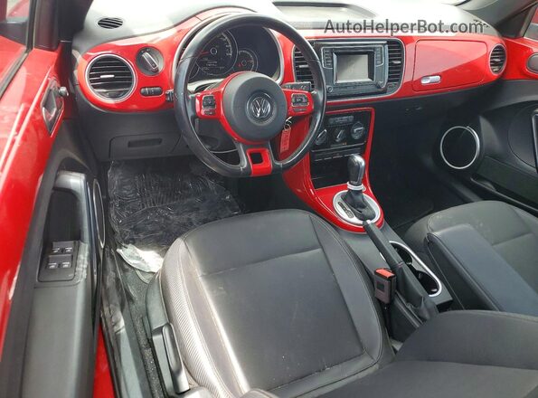 3VW5DAAT8JM516630 2018 VOLKSWAGEN BEETLE Red Vista del salpicadero